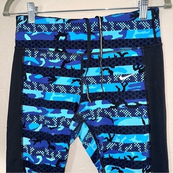 Nike Dri Fit Women’s Sz M Camo Blue 22” Capri Tights Activewear Pants - Picture 2 of 10